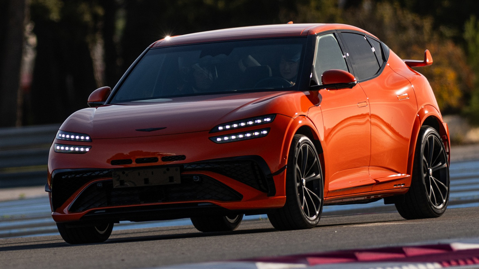 GV60 Magma: Το πρώτο «καυτό» ηλεκτρικό της Genesis με 650 άλογα! 